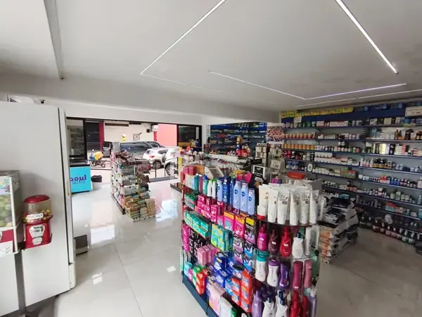 Interior e gôndolas de medicamentos da Farmácia FarmaClínica em Vicente Pires DF